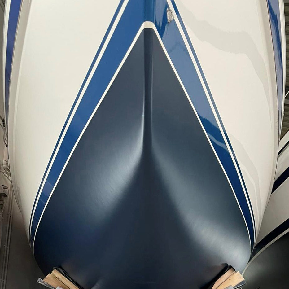 Das Antifouling dieser Yacht ist gut geschützt. Nach dem Anstrich mit Antifouling ist das Unterwasserschiff vor Bewuchs geschützt. Für jeden Bootstypen gibt es bei Polish&Protect das passende Antifouling.