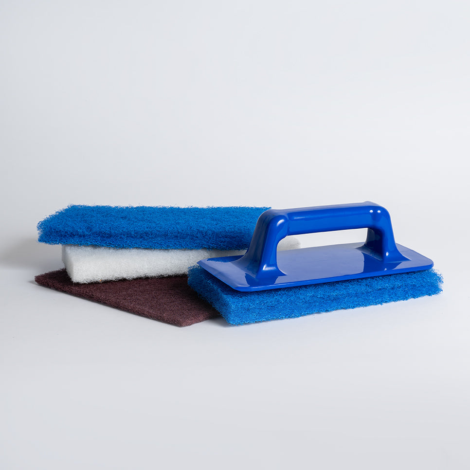 Die drei verschiedenen Scheuerpads und der dazugehörige Handgriff.