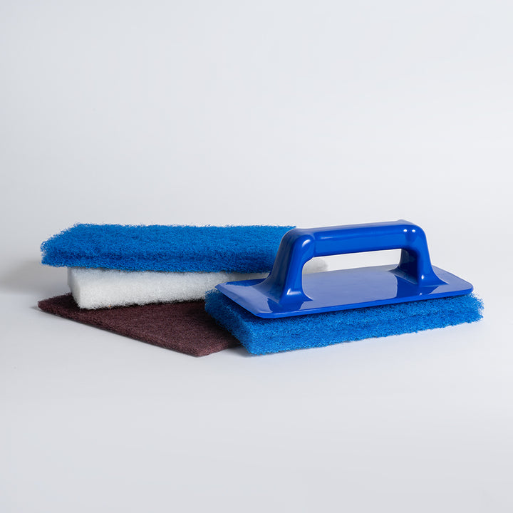 Die drei verschiedenen Scheuerpads und der dazugehörige Handgriff.