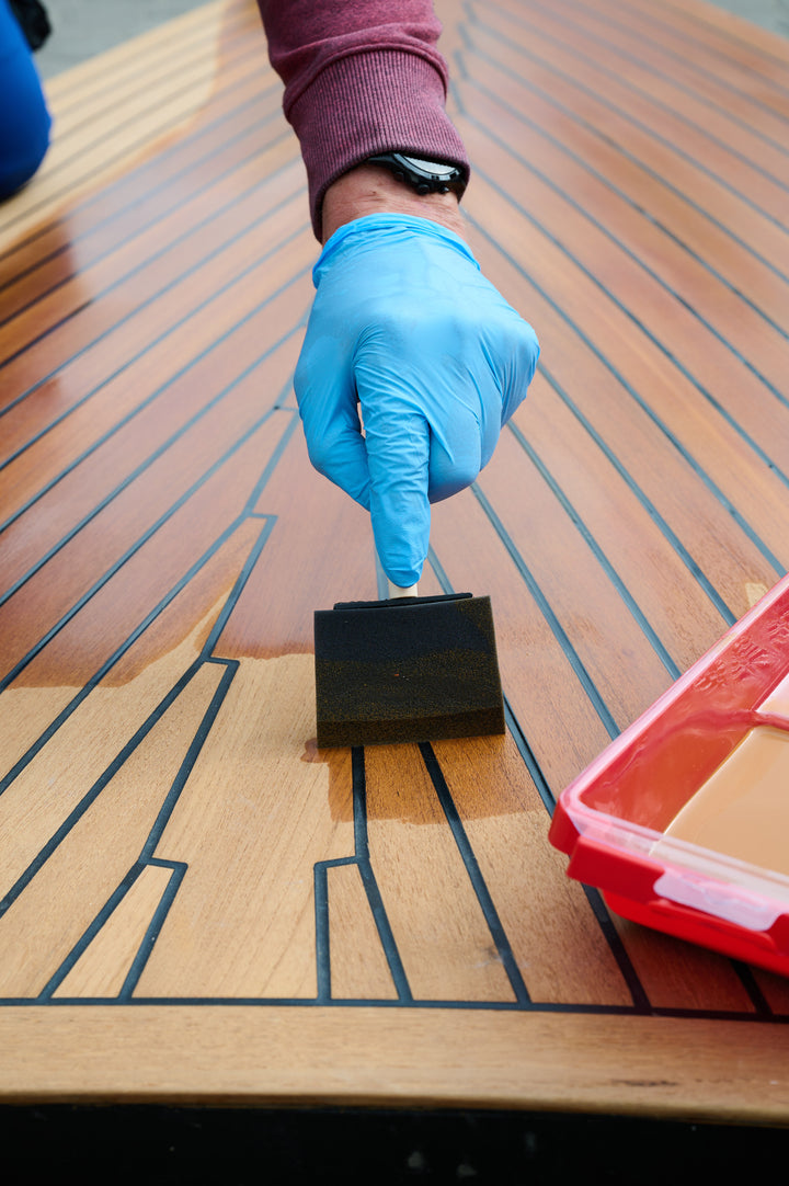 Die Pflege des Teakdecks sorgt für langanhaltenden Schutz vor Schmutz und UV-Strahlen, das Teak sieht aus wie neu.