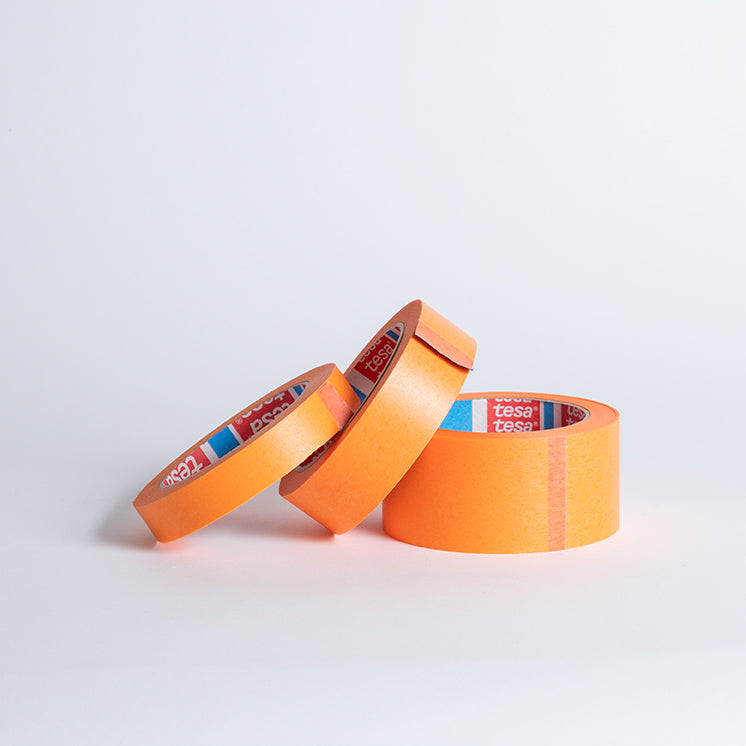 Das Tesa Krepp Abklebetape sorgt für scharfe Kanten.