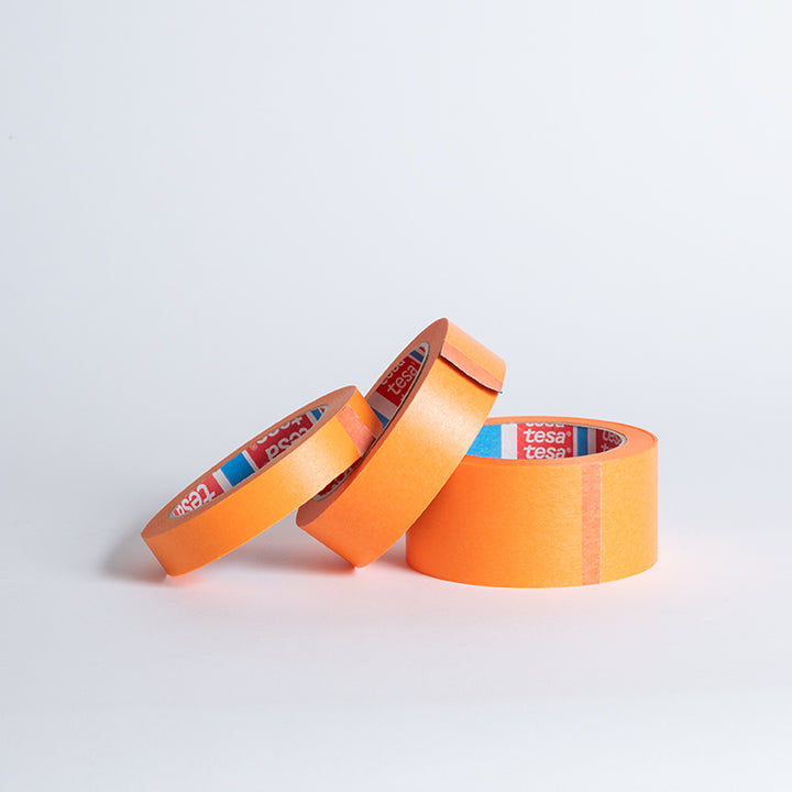 Das Tesa Krepp Abklebetape sorgt für scharfe Kanten.