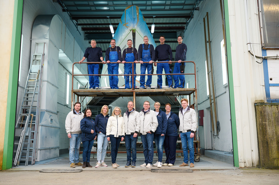 Das Team von Peter Wrede Yacht Refits und Polish&Protect. In den Werfthallen sind Bootspolituren, Reinigungsmittel, Teakpflege, Antifouling und Zubehör von Polish&Protect tagtäglich im Einsatz.