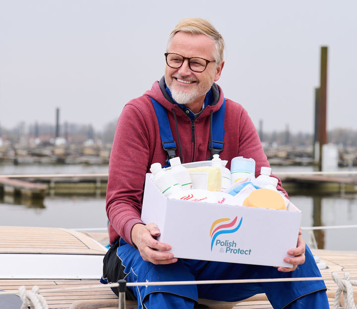 Der glückliche Kunde mit seinem Polish & Protext Starter Set. Es enthält alles, was der Kunde für Reinigung, Pflege und Schutz von Oberflächen an Bord von Booten und Yachten benötigt. 
